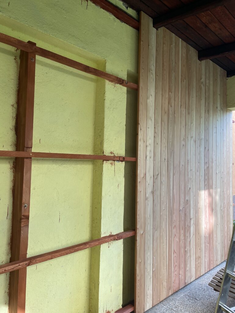 Obložená stěna z modřínu