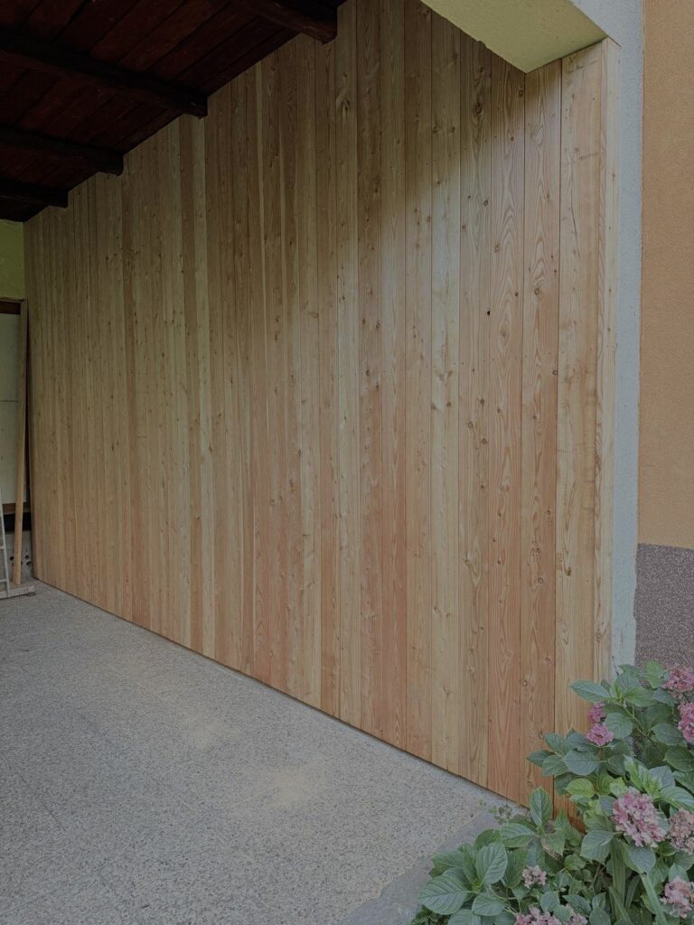 Obložená stěna z modřínu